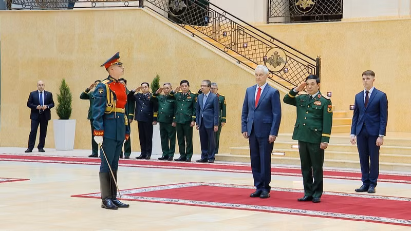 El miembro del Buró Político, vicepremier y ministro de Defensa de Vietnam, general Phan Van Giang, y el ministro de Defensa de Rusia, Andrey Belousov. (Foto: VOV)
