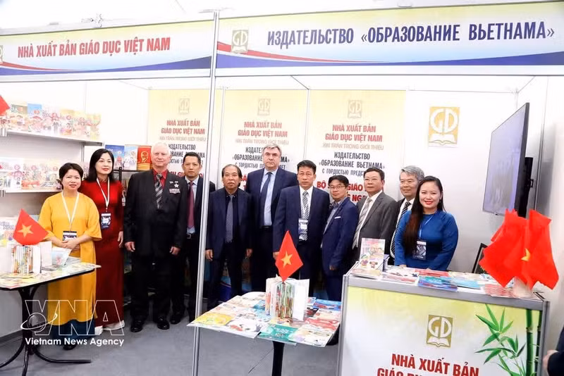 Delegados visitan el pabellón vietnamita. (Foto: VNA)