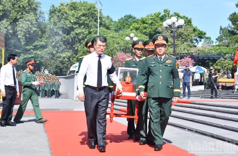 El primer ministro Le Minh Hung encabeza la ceremonia de homenaje a los restos de soldados voluntarios y expertos vietnamitas en el Cementerio Nacional de Mártires de la Ruta 9, en la provincia de Quang Tri. (Foto: Nhan Dan)