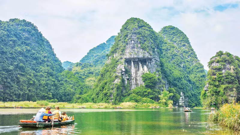 En el Complejo Paisajístico de Trang An, Ninh Binh. (Foto: Nhan Dan)