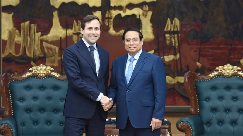 El premier Pham Minh Chinh recibe a Benjamin Dousa, ministro de Cooperación Internacional para el Desarrollo y Comercio Exterior de Suecia, el 12 de mayo de 2025, en Hanói. (Foto: Nhan Dan)