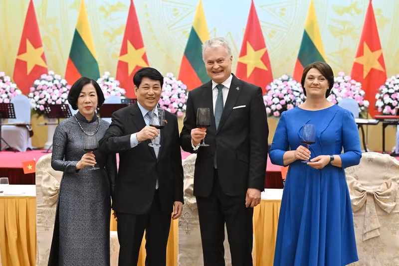 El presidente de Vietnam, Luong Cuong, y su esposa ofrecen un banquete en honor al jefe del Estado lituano, Gitanas Nausėda, y su cónyuge. (Foto: VNA)