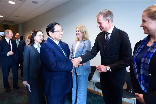 El primer ministro vietnamita, Pham Minh Chinh, saluda a los representantes de las empresas suecas. (Foto: VNA)
