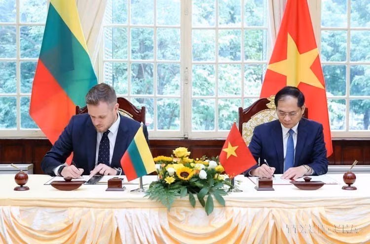 El ministro de Relaciones Exteriores, Bui Thanh Son, y su homólogo de Lituania, Gabrielius Landsbergis, firman un acuerdo de cooperación entre las Cancillerías de ambos países (Hanói, 25 de octubre de 2023). (Foto: VNA)