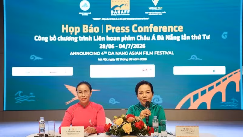 Ngo Phuong Lan, presidenta de la Asociación de Promoción del Desarrollo Cinematográfico de Vietnam, habla en la conferencia de prensa de presentación del evento. (Foto: Nhan Dan)