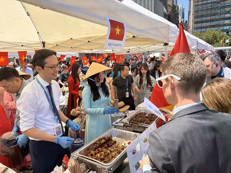 El embajador Do Hung Viet, representante permanente de Vietnam ante las Naciones Unidas y su esposa presentan platos vietnamitas. (Foto: VNA)