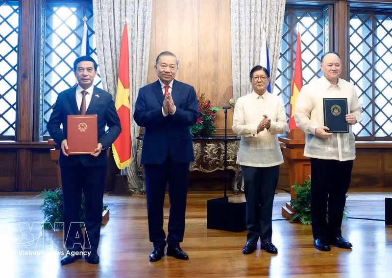 El secretario general del Partido Comunista y presidente de Vietnam, To Lam, y el presidente filipino, Ferdinand Romualdez Marcos Jr. presencian la ceremonia de firma de los documentos de cooperación entre ambos países.(Foto: VNA)