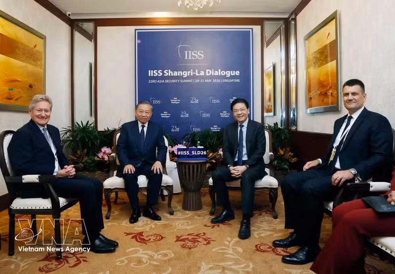 El secretario general del Partido Comunista y presidente de Vietnam, To Lam, y el primer ministro de Singapur, Lawrence Wong, en el Diálogo Shangri-La 2026. (Foto: VNA)