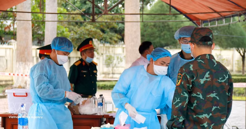 Recogida de las muestras de los restos de soldados caídos no identificados en el cementerio de mártires de la comuna de Duc Linh, provincia de Lam Dong. (Foto: VNA)