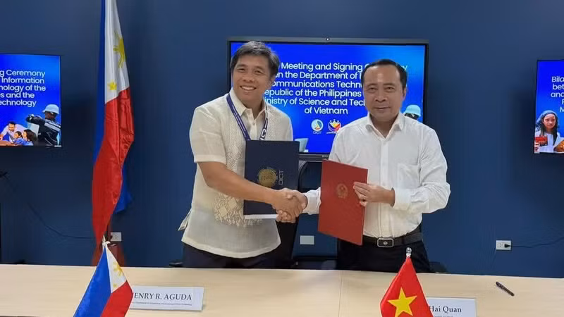 El ministro vietnamita de Ciencia y Tecnología, Vu Hai Quan, y el titular de Tecnologías de la Información y las Comunicaciones de Filipinas, Henry Aguda, intercambian el Memorando de Entendimiento de cooperación entre ambas carteras. (Foto: Nhan Dan)