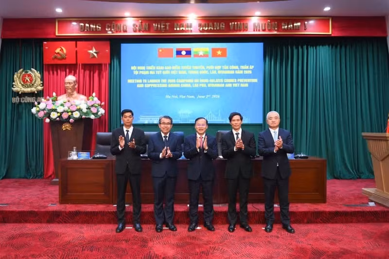 El teniente general Nguyen Van Long, viceministro de Seguridad Pública de Vietnam (en el centro), y los jefes de las delegaciones de Vietnam, China, Laos y Myanmar en la conferencia. (Foto: Ministerio de Seguridad Pública de Vietnam)