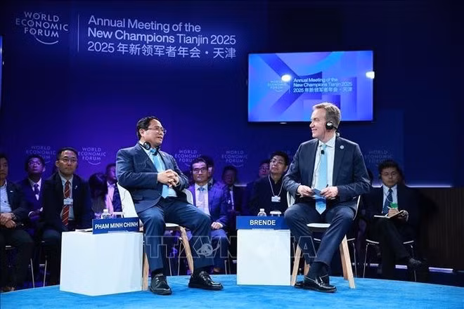 El primer ministro Pham Minh Chinh asiste a la sesión de diálogo político con Borge Brende, presidente y director ejecutivo del Foro Económico Mundial (FEM). Foto: VNA
