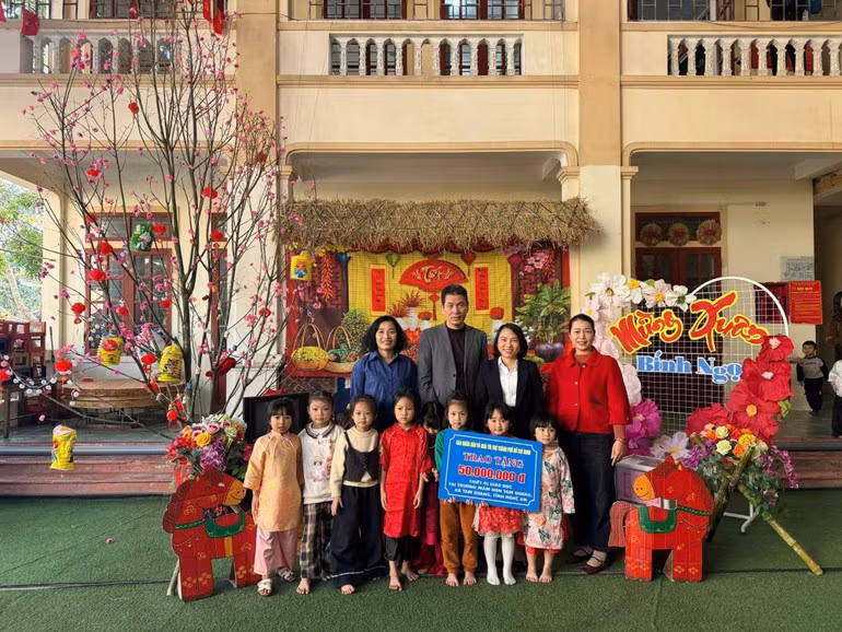 Representantes de Nhan Dan en Nghe An entregan apoyo financiero para paliar las consecuencias de las tormentas e inundaciones a la escuela preescolar Tam Quang, en la comuna homónima.