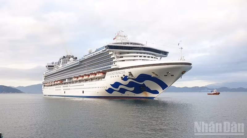 El crucero Diamond Princess atraca en el Puerto Internacional de Cam Ranh, provincia de Khanh Hoa. (Foto: Nhan Dan)