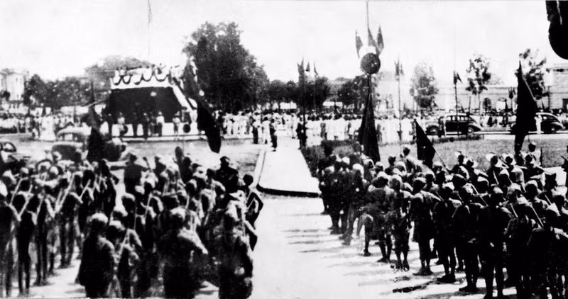 Numerosos compatriotas se concentraron en la plaza Ba Dinh para escuchar al Presidente Ho Chi Minh leer la Declaración de Independencia, en la mañana del 2 de septiembre de 1945.