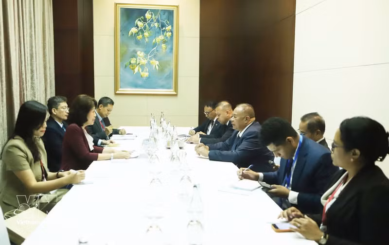 El ministro de Relaciones Exteriores y Cooperación del Timor Oriental, Bendito Freitas, se reúne con la viceministra de Relaciones Exteriores de Vietnam, Nguyen Thi Hoang Van. (Foto: VNA)