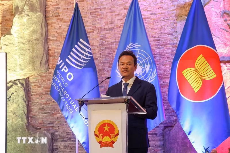 El embajador Mai Phan Dung, representante permanente de Vietnam ante la ONU en Ginebra, pronuncia un discurso en el evento. (Foto: VNA) 