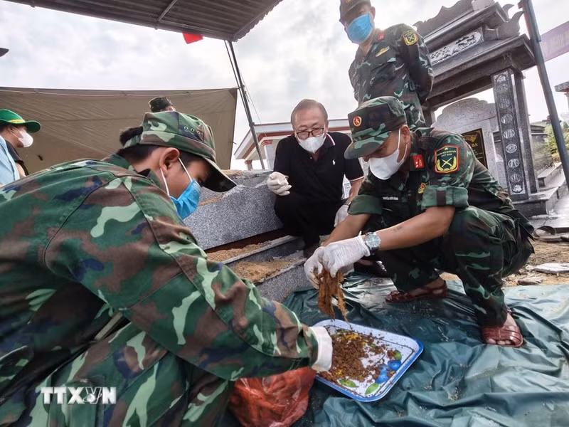 El Alto Mando Militar de la ciudad de Da Nang halla numerosos objetos en una fosa común que contiene los restos de 17 soldados caídos en la comuna de Thu Bon, ciudad de Da Nang. (Foto: VNA)