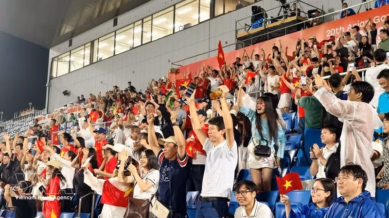 Los espectadores animan al equipo sub-23 de Vietnam. (Foto: VNA)