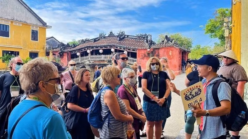 Turistas extranjeros en la ciudad de Da Nang (Foto: Nhan Dan)
