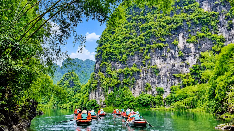 Turistas en Trang An, provincia de Ninh Binh. (Foto: Nhan Dan)