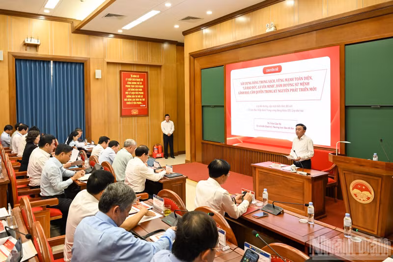 El doctor Tran Cam Tu, miembro del Buró Político y permanente del Secretariado del Comité Central del Partido Comunista de Vietnam, habla en la reunión. (Foto: Nhan Dan)
