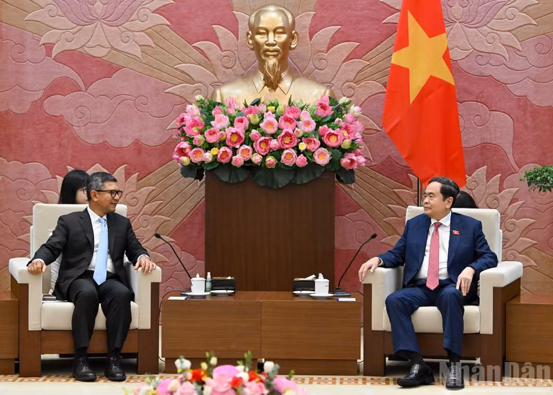 El presidente de la Asamblea Nacional de Vietnam, Tran Thanh Man, recibe al embajador de Indonesia, Denny Abdi. (Foto: Nhan Dan)