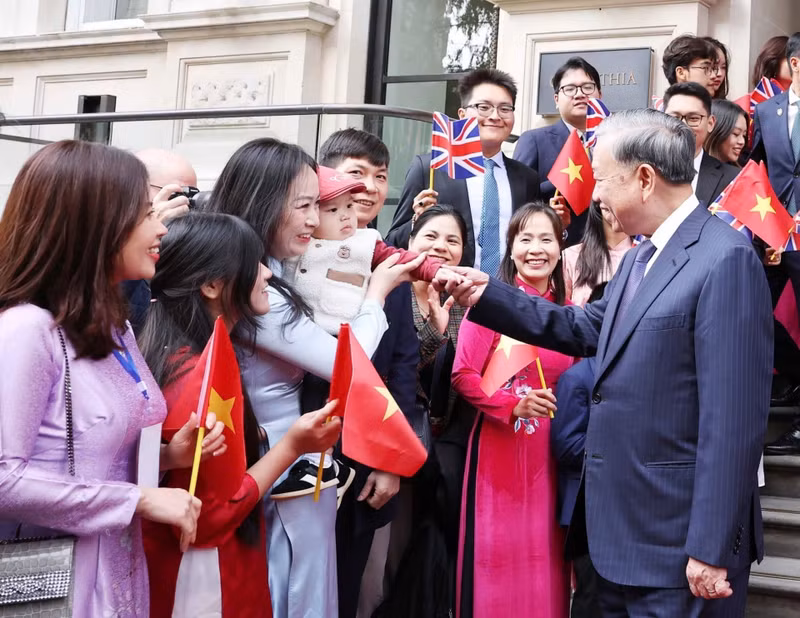 La comunidad vietnamita en el Reino Unido se despiden del secretario general del Partido Comunista de Vietnam, To Lam, y su esposa. (Foto: VNA)