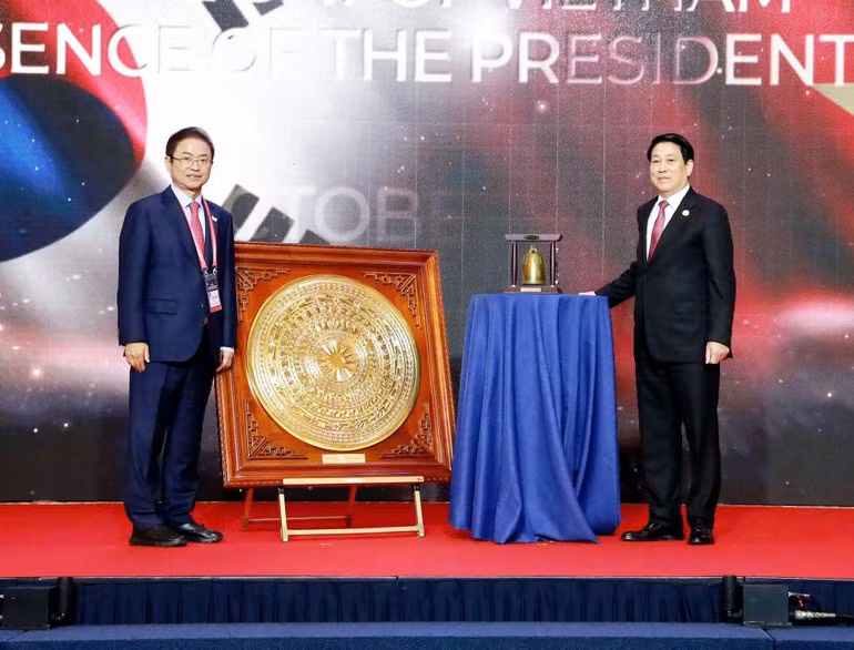 El presidente Luong Cuong y el gobernador Lee Cheol Woo intercambian obsequios.