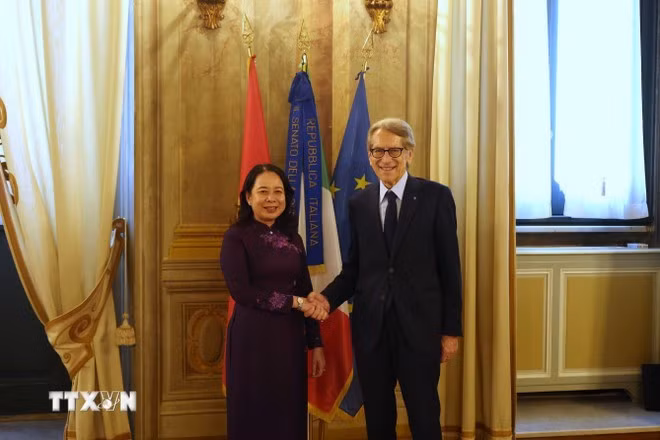La vicepresidenta Vo Thi Anh Xuan y el senador Giulio Terzi. (Foto: VNA)