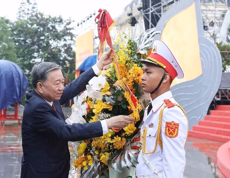 To Lam ofrece flores en la estatua del secretario general Nguyen Van Linh en la provincia de Hung Yen.