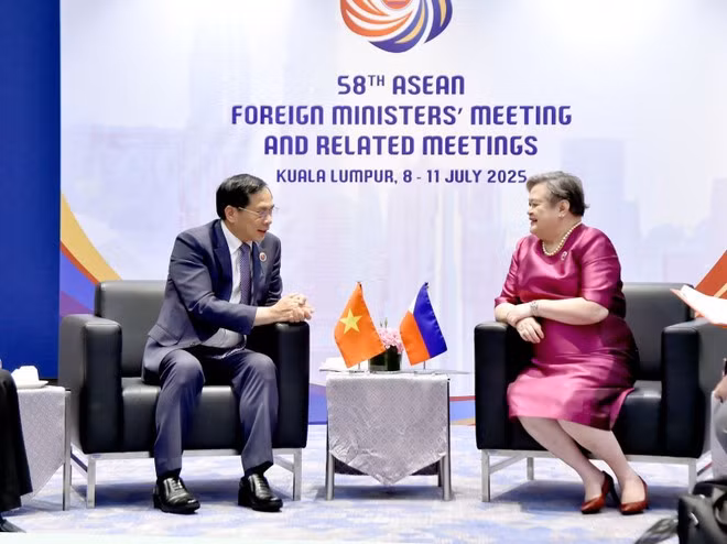 El viceprimer ministro y canciller de Vietnam, Bui Thanh Son, se reúne con la secretaria de Relaciones Exteriores de Filipinas, Maria Theresa Lazaro. (Foto: Ministerio de Relaciones Exteriores de Vietnam)