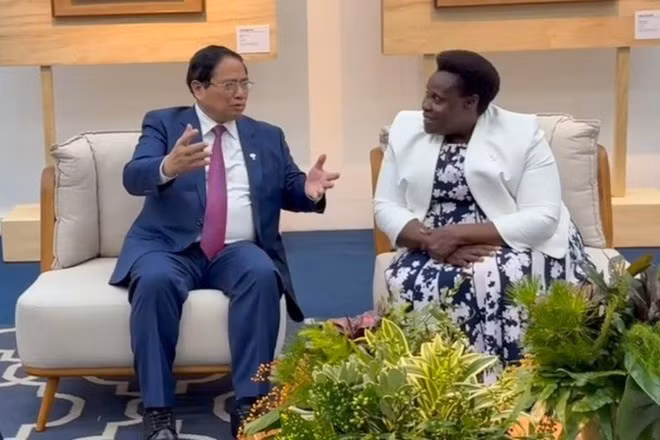 El primer ministro Pham Minh Chinh (izq.) se reúne con la vicepresidenta ugandesa, Jessica Rose Epel Alupo, en Río de Janeiro el 6 de julio. (Foto: VGP)