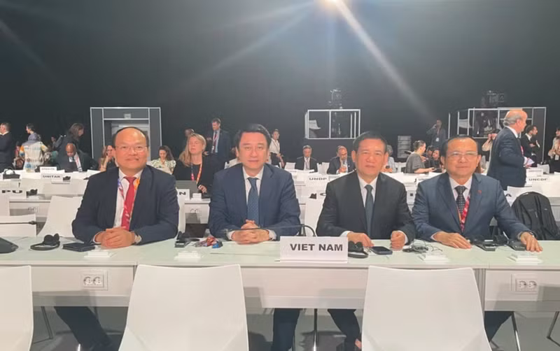 El viceprimer ministro de Vietnam Ho Duc Phoc (segundo de derecha) asiste a la inauguración de la FfD4 (Foto: VNA)