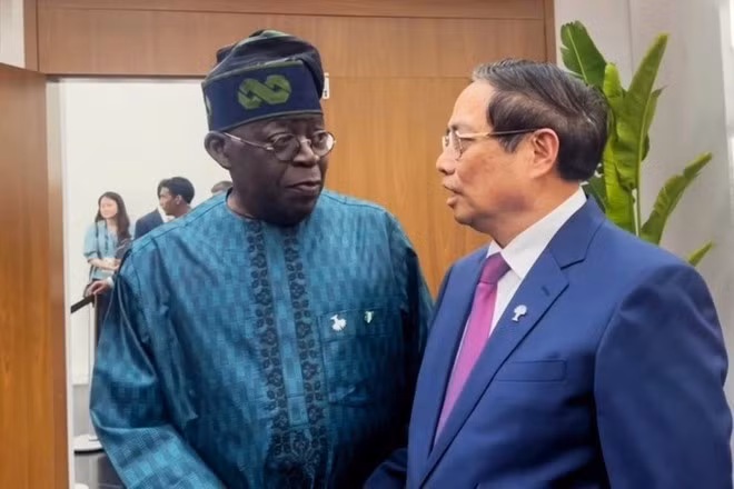 El primer ministro Pham Minh Chinh (der.) y el presidente nigeriano Bola Ahmed Tinubu (Foto: VGP)