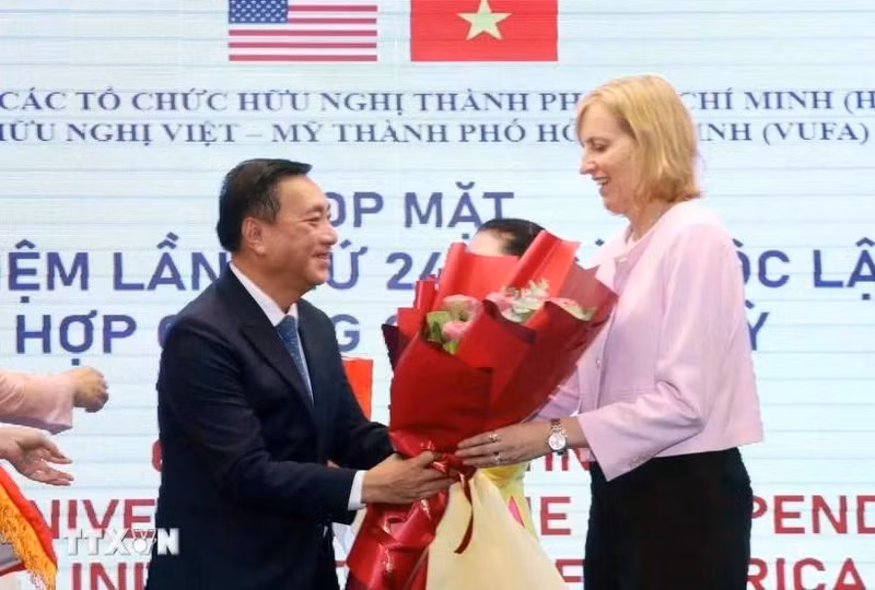 Pham Thanh Kien, vicepresidente permanente del Consejo Popular de Ciudad Ho Chi Minh, felicita a Susan Burns, cónsul general de Estados Unidos en la urbe. (Foto: VNA)