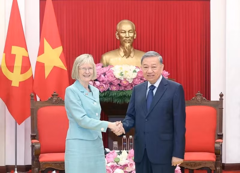 El secretario general del PCV, To Lam, recibe a la recién designada embajadora de Australia en Vietnam, Gillian Bird. (Foto: VNA)