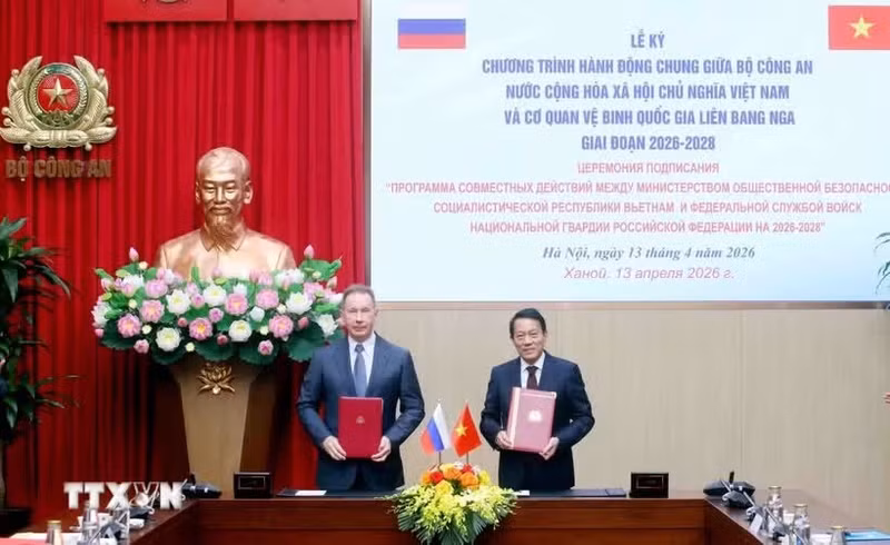 El ministro de Seguridad Pública de Vietnam, general Luong Tam Quang, y el director de la Guardia Nacional de Rusia, general Viktor Zolotov. (Foto: VNA)