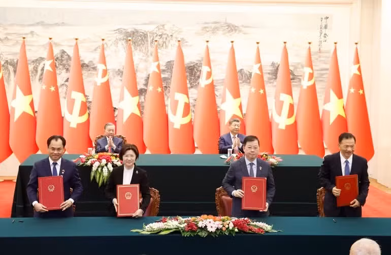 La firma de un protocolo sobre requisitos de cuarentena fitosanitaria para la exportación de pomelo y limón entre el Ministerio de Agricultura y Medio Ambiente de Vietnam y la Administración General de Aduanas de China; así como de un acuerdo para fortalecer la cooperación en cultura y artes para el período 2026-2027 entre la Televisión de Vietnam y la Televisión Central de China.