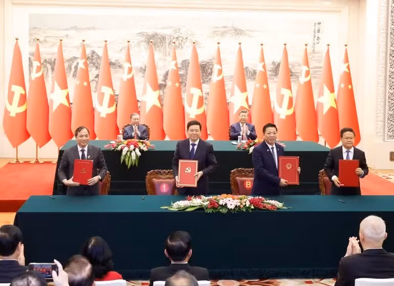 La firma de un memorando de entendimiento entre la Comisión de Organización del Comité Central del Partido Comunista de Vietnam y su homóloga china, así como de otro memorando entre el Ministerio de Construcción de Vietnam y la Comisión Nacional de Desarrollo y Reforma de China sobre la implementación de la cooperación para fortalecer la capacidad del personal ferroviario vietnamita.