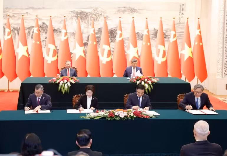 La firma de un acuerdo entre los Gobiernos de Vietnam y China sobre cooperación y asistencia administrativa mutua en el ámbito aduanero; además de dos memorandos de entendimiento para el establecimiento de grupos de trabajo sobre cooperación en cadenas de producción y suministro, y sobre la negociación para impulsar la construcción de zonas de cooperación económica transfronteriza entre el Ministerio de Industria y Comercio de Vietnam y el Ministerio de Comercio de China.