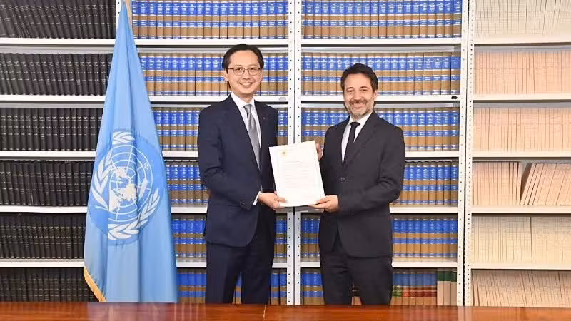 El embajador Do Hung Viet, representante permanente de Vietnam ante la ONU, deposita el instrumento de ratificación de la Convención de Hanói ante la Oficina de Asuntos Jurídicos de la organización. 