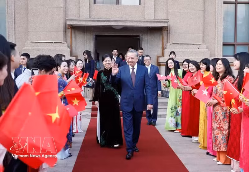 El secretario general del Partido Comunista y presidente de Vietnam, To Lam y su esposa se reúnen con funcionarios y personal de la Embajada de Hanói en China, así como con representantes de la comunidad connacional en ese país. (Foto: VNA)