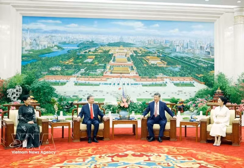 El secretario general del PCV y presidente de Vietnam,To Lam, y su esposa, junto con el secretario general del PCCH y presidente de China, Xi Jinping, y su esposa, asisten a una merienda. Foto: VNA