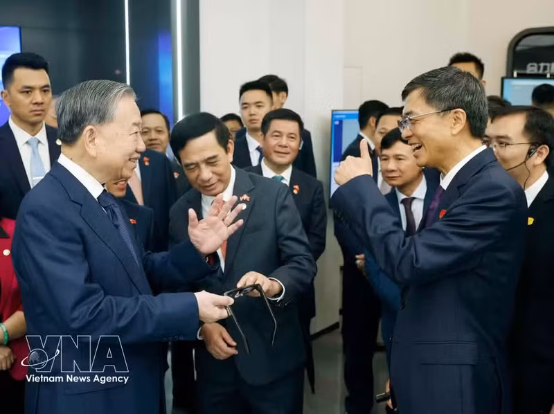 El secretario general del PCV y presidente de Vietnam, To Lam, y delegados en el Centro de Cooperación para la Aplicación de la IA China-Asean. Foto: VNA