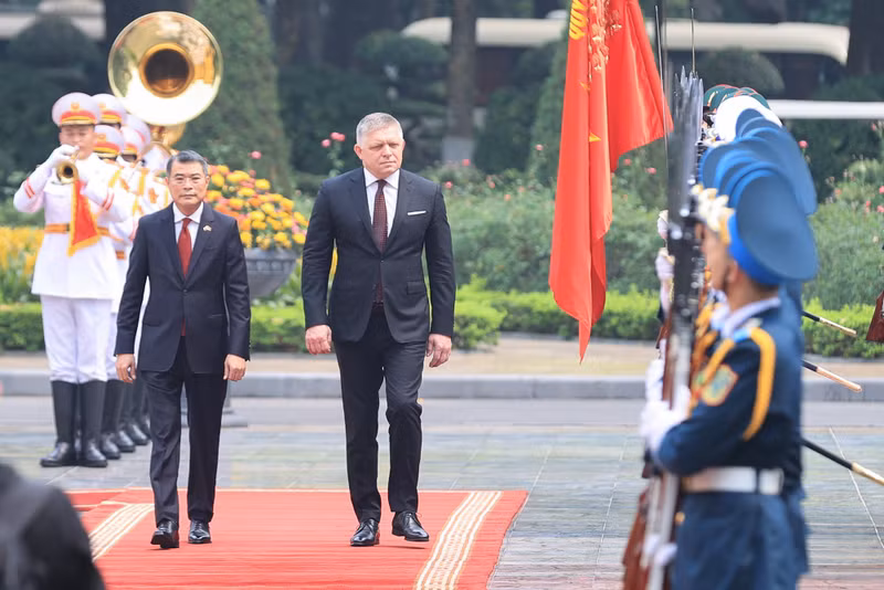 El primer ministro de Vietnam, Le Minh Hung, y su homólogo de Eslovaquia, Robert Fico. (Foto: VGP)