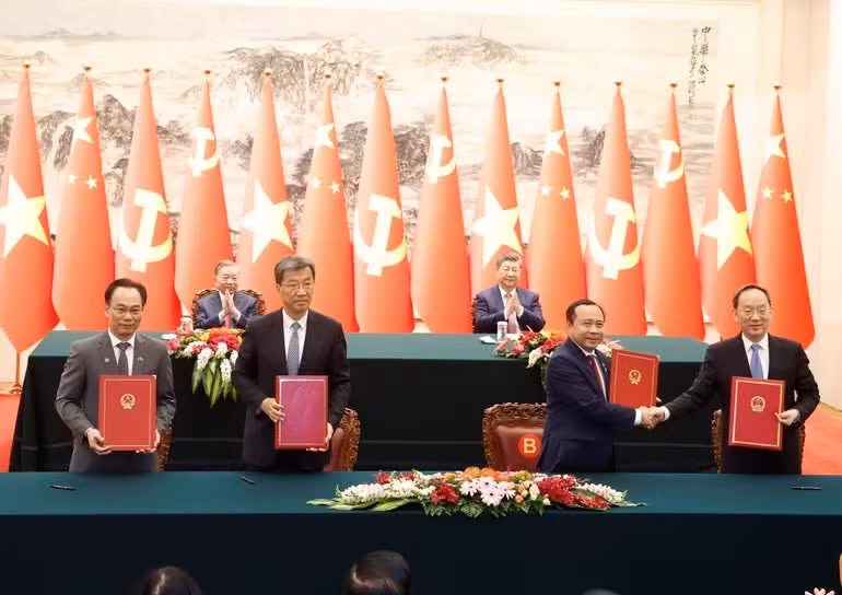 La rúbrica de un memorando de entendimiento sobre cooperación en educación profesional entre el Ministerio de Educación y Formación de Vietnam y el Ministerio de Educación de China, así como de otro memorando sobre cooperación en el ámbito de la tecnología digital entre el Ministerio de Ciencia y Tecnología de Vietnam y el Ministerio de Industria y Tecnología de la Información de China.