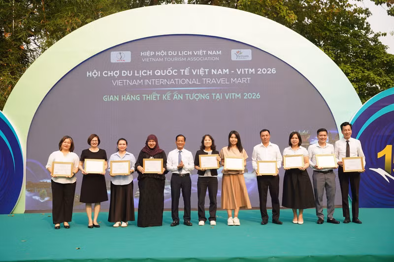 En VITM 2026 se entregan premios a las unidades con diseños de stands más impresionantes. (Foto: daibieunhandan.vn)