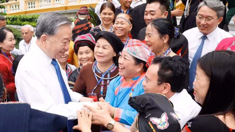 El secretario general del Partido Comunista de Vietnam y presidente de la República, To Lam, y representantes destacados de las minorías étnicas de todo el país. (Foto: VNA)
