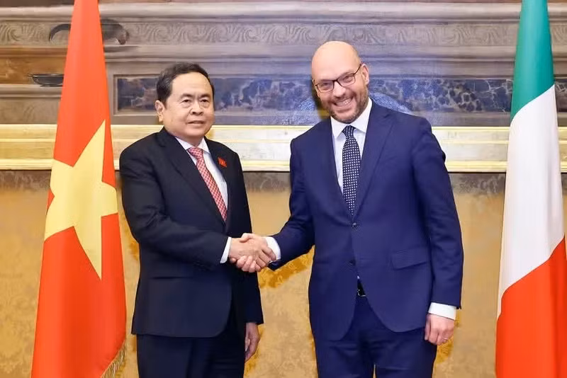 El presidente de la Asamblea Nacional de Vietnam, Tran Thanh Man, y el titular de la Cámara de Diputados de Italia, Lorenzo Fontana.